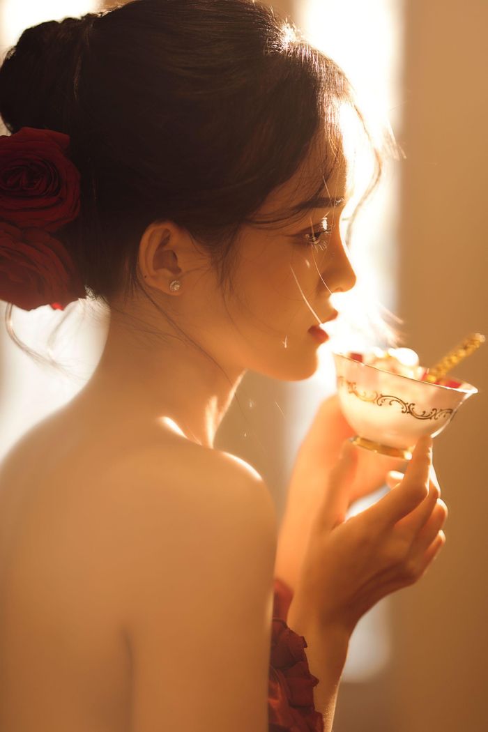  "Tôi nghĩ đã là phụ nữ chắc ai cũng muốn mình có một chút gợi cảm. Nhưng ranh giới giữa gợi cảm và phản cảm rất mong manh", cô nói. 