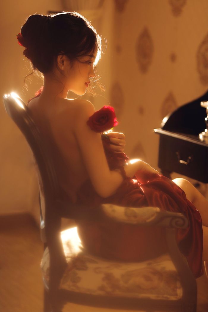 Hình ảnh mới của cô hở chừng mực nhưng vẫn tạo sự cuốn hút pha chút bí ẩn, ma mị. Thanh Trúc chia sẻ, cô muốn mình là một người nghệ sĩ đa năng với nhiều phong cách khác nhau.