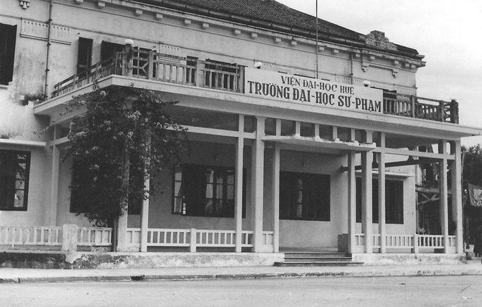 Trường Đại học Sư Phạm thuộc Viện Đại học Huế. Tòa nhà này thời Pháp là Khách sạn Morin Frères (Grand Hôtel de Húe, chữ còn lờ mờ ở trên mặt tiền). Nguồn ảnh tư liệu : ManhHai/flickr.com