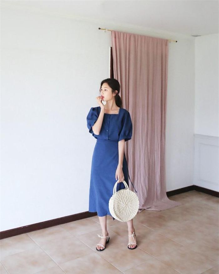 Khi thời tiết sang thu, thay vì lựa chọn tone màu đất thì bạn nên chọn tone màu xanh biển, đây là lựa chọn dành cho những ai muốn lựa chọn kì được một màu sắc tôn da. Khi diện màu xanh biển bạn có thể kết hợp cùng bất cứ gam màu nào như đen, trắng, nâu nhạt...