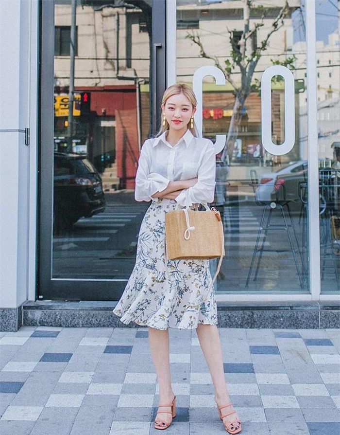 Không phải ngẫu nhiên khi màu trắng là màu xuất hiện nhiều nhất trong tủ đồ của các cô gái. Chúng được liệt vào những gam màu trung tính có khả năng kết hợp rất cao cùng những tone màu khác. Không chỉ dễ kết hợp mà gam màu trắng còn giúp tôn da,giúp da sáng hơn trông thấy, ngoài ra gam màu trắng còn dễ kết hợp với nhiều màu sắc khác nhau.