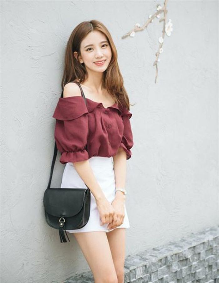 Trong những ngày hửng nắng, chiếc áo sơ mi trễ vai duyên dáng màu đỏ thâm là một gợi ý xuống phố khá thú vị. Dù xu hướng này không quá mới mẻ, nhưng vẫn đủ sức thu hút những cô nàng ‘bánh bèo’ yêu thích sự dịu dàng, nữ tính.