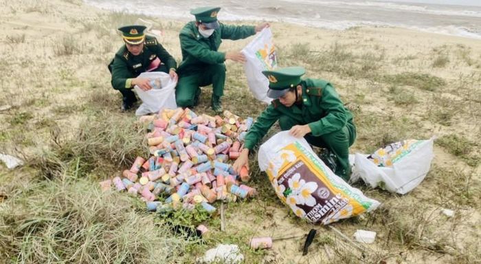 Khi đi tuần tra lực lượng Đồn Biên phòng Lý Hòa- Bộ đội Biên phòng Quảng Bình đã phát hiện lượng lớn thuốc lá trôi dạt vào bờ biển với các nhãn hiệu nước ngoài.