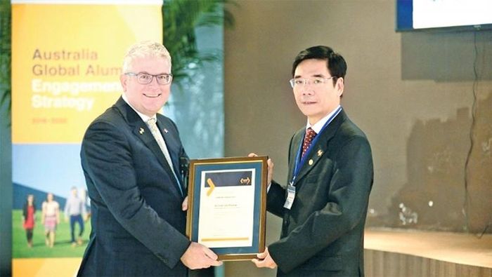 Đại sứ Australia Craig Chittick trao chứng nhận đóng góp cho TS. Đoàn Duy Khương. Nguồn: Đại sứ quán Australia