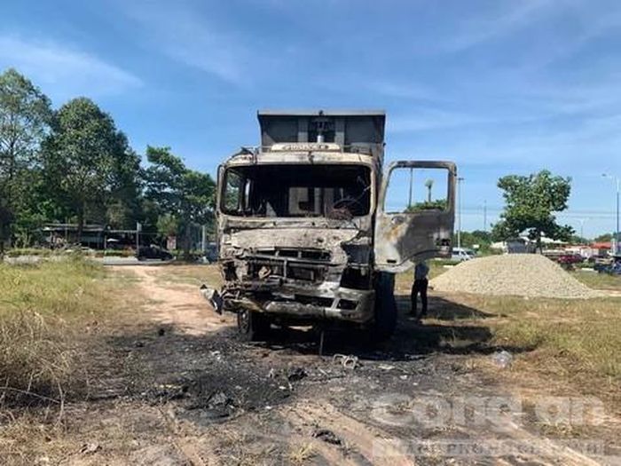 Đầu xe ben cháy rụi.
