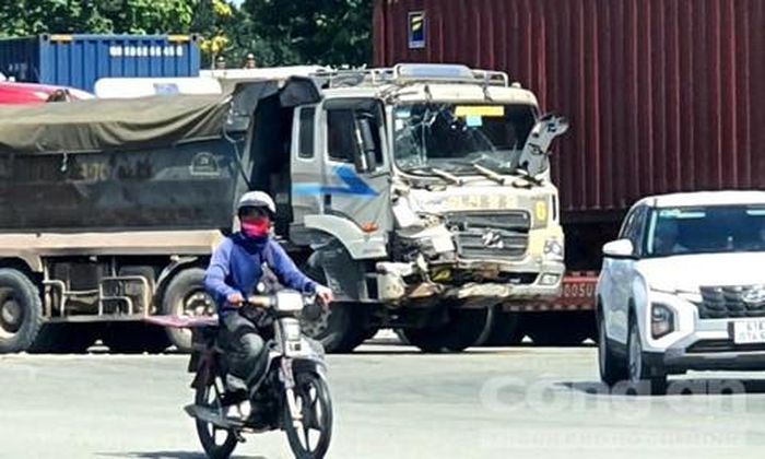 Chiếc xe ben sau khi húc đuôi container.