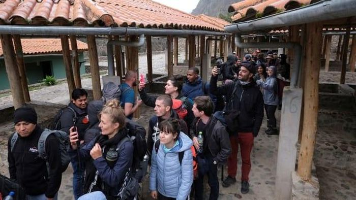  Du khách mắc kẹt tại Machu Picchu đi bộ đến thành phố Chilca gần đó. Ảnh: Reuters. 