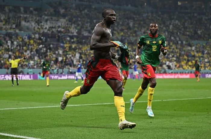 Aboubakar đã bị đuổi khỏi sân sau màn cởi áo ăn mừng bàn thắng vào lưới Brazil