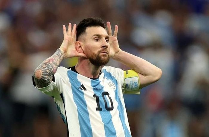 Lionel Messi đã ăn mừng kiểu 'Riquelme' trước băng ghế dự bị của đội tuyển Hà Lan