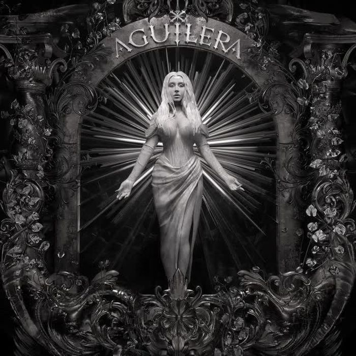 Christina Aguilera trên bìa album “Aguilera”