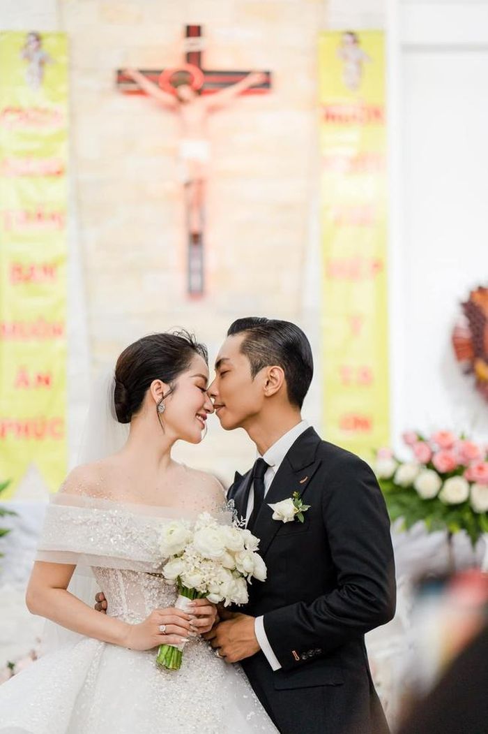 Cặp đôi làm lễ cưới tại nhà thờ