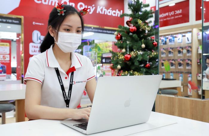 Đây là mẫu MacBook chính hãng rẻ nhất tại hệ thống Di Động Việt với giá bán chỉ còn 21,79 triệu đồng cho phiên bản 8GB|256GB. Model này đang được hỗ trợ song song hình thức trả góp 0% lãi suất với mức trả trước chỉ từ 2,179 triệu đồng