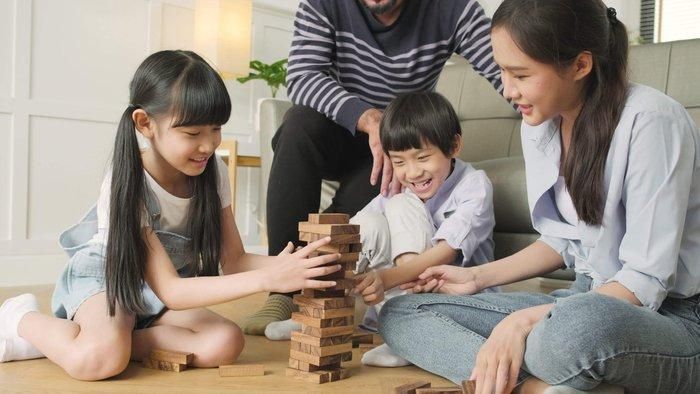 Cha mẹ không nên đối xử với con theo kiểu "con yêu, con ghét". Ảnh minh họa