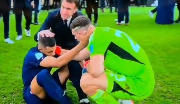 Martinez an ủi Mbappe sau trận đấu