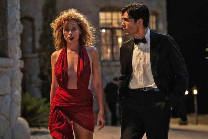 Margot Robbie và Diego Calva trong phim