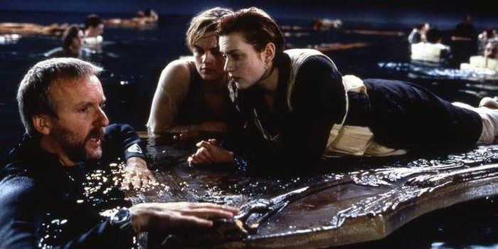James Cameron (bìa trái) trên phim trường "Titanic"