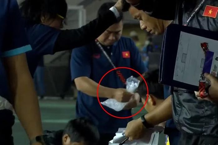 Đội ngũ y tế đã chuẩn bị túi đá ngay sau khi Quang Hải rời sân