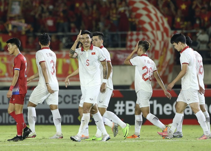  Hùng Dũng, Đoàn Văn Hậu ăn mừng sau pha lập công. Ảnh: Lâm Thỏa