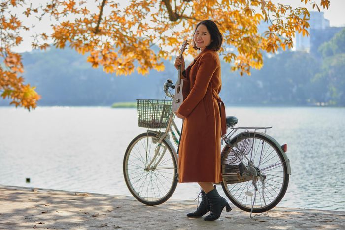 Mỗi mùa cây ra hoa hay lá chuyển vàng đều thu hút người dân và khách du lịch đến chụp ảnh. Đặc biệt là lúc lá cây chuyển sang màu vàng tạo nên khung cảnh rất đẹp, ngỡ như mùa thu ở châu Âu hay Hàn Quốc, Nhật Bản vậy: Ảnh Trọng Quý