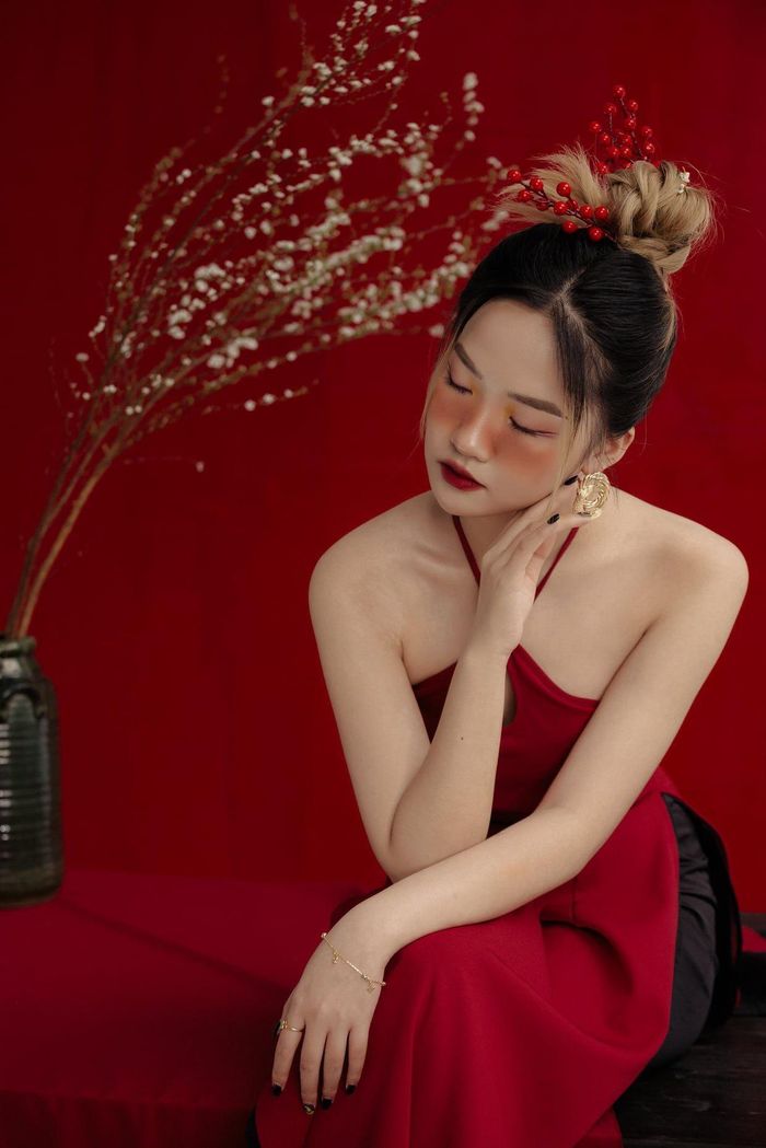  Trang phục áo dài, yếm, áo tứ thân cách tân được nhiều người trẻ yêu thích cho concept chụp Tết năm nay. 