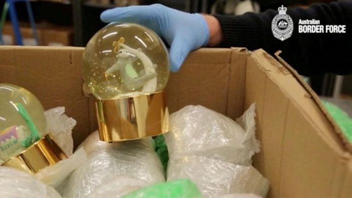  Lực lượng Biên phòng Australia thu giữ được những quả cầu tuyết có chứa methamphetamine lỏng ở Sydney vào năm 2019. Ảnh: Lực lượng Biên phòng Australia. 