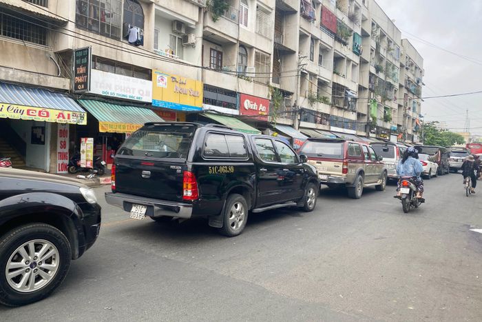 Ôtô xếp hàng chờ vào Trung tâm Đăng kiểm 50-02S. Ảnh: An Huy.