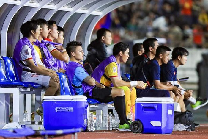 Quang Hải rời sân trong hiệp 1 trận gặp Lào vì chấn thương.Ảnh: Thanh Nhã