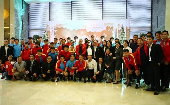 Ban huấn luyện và các cầu thủ đội tuyển Việt Nam chia tay nhân viên khách sạn Mường Thanh.Ảnh: VFF