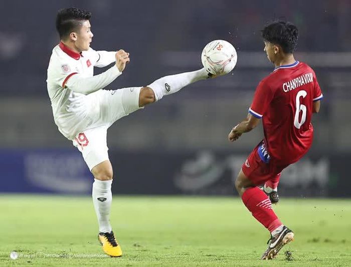 Quang Hải bị quá tải cơ, phải rời sân sớm ở trận gặp Lào