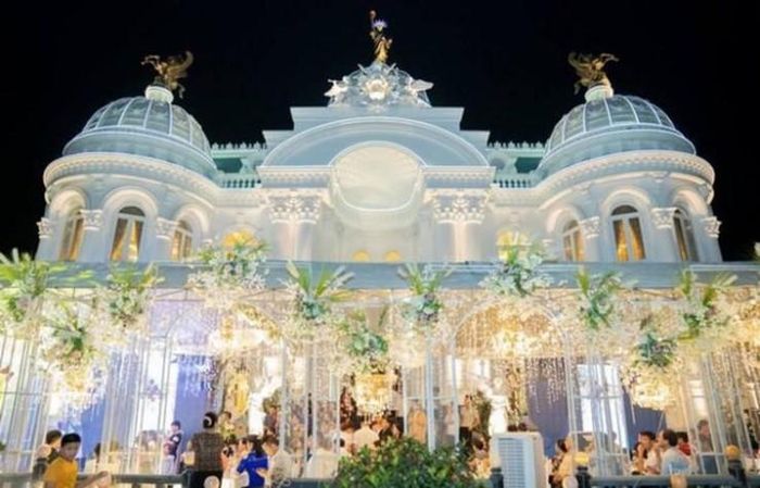 Phần còn lại bao gồm khu vực đậu xe có thể chứa đến 10 chiếc và một khuôn viên vườn tược rộng khoảng 200 m2 ngay trước nhà. Ảnh: Odditycentral