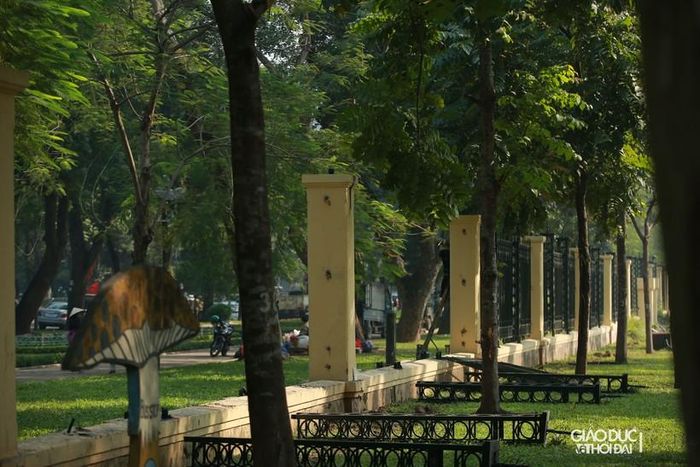 Theo đó, thành phố thống nhất khai trương không gian đi bộ ở quận Hai Bà Trưng, đồng thời dỡ bỏ tường rào một phía của Công viên Thống Nhất. Thời gian thực hiện dự kiến từ ngày 1/1/2023.
