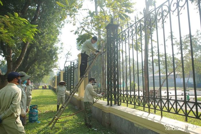 Trong ngày hôm nay, các công nhân cũng đã chỉnh trang ô cỏ, sơn sửa lại không gian tiểu cảnh để sẵn sàng đón người dân tham quan với không gian mới.