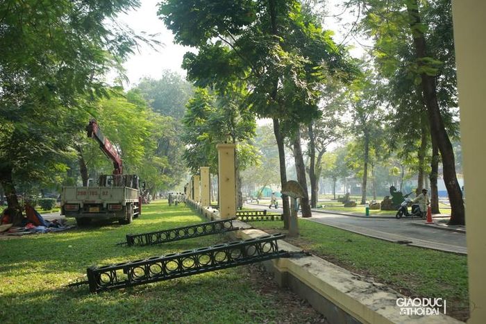 "Theo kế hoạch, quá trình tháo dỡ rào công viên được thực hiện trong hơn 1 tháng, dự kiến đến ngày 28/2 sẽ hoàn thành”, ông Nguyễn Huy Cường cho biết.