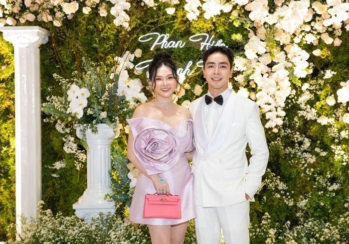 Vợ chồng nữ ca sĩ Thu Thủy tay trong tay tới mừng đám cưới Khánh Thi - Phan Hiển. 