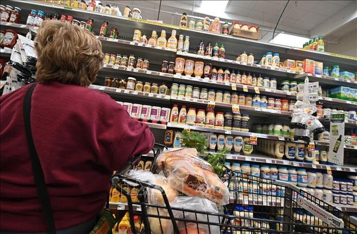 Người dân mua hàng tại siêu thị ở Glendale, bang California, Mỹ. Ảnh minh họa: AFP/TTXVN