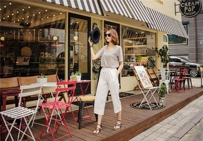 Quần ống lửng vẫn là item nằm trong top xu hướng hot nhất hè này và trở thành món đồ ‘phải có’ của cô nàng công sở cá tính và sành điệu. Quần ống lửng có thể kết hợp cùng nhiều loại áo và giày dép khác nhau đem đến vẻ khác biệt cho phong cách công sở của bạn.