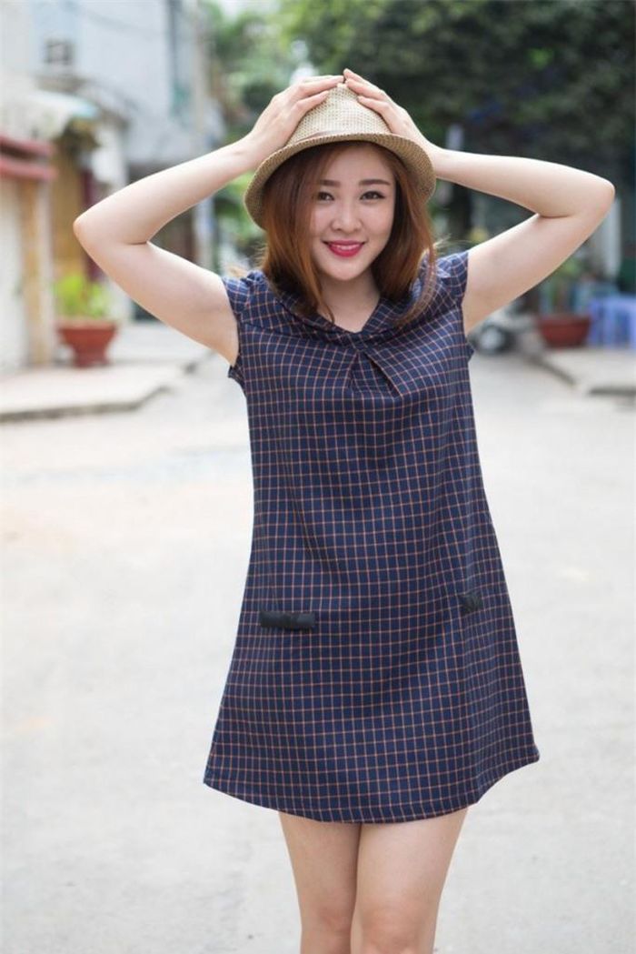 Váy liền thân truyền thống hay hiện đại đều mang đến cho những cô nàng công sở sự dịu dàng, chuyên nghiệp mà đơn giản, tiệ dụng. Kiểu váy liền thân cũng rất đa dạng về mẫu mã và màu sắc. Nếu bạn thuộc dáng người hơi mập, bạn có thể chọn dáng váy chữ A kết hợp với màu sắc trung tính như đen, trắng, xám, tím… Nếu bạn hơi mảnh mai, có thể chọn kiểu váy xuông hoặc ôm một chút để tôn dáng mà khá trẻ trung.