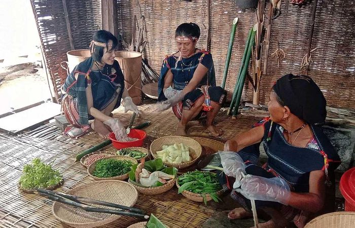 Người dân làng Mơ Hra-Đáp (xã Kông Lơng Khơng, huyện Kbang) chuẩn bị món ăn phục vụ khách du lịch. Ảnh: Hoàng Ngọc