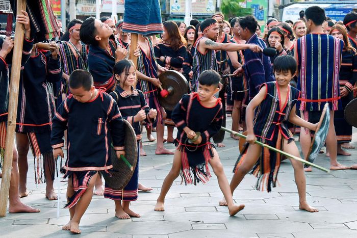 Những nghệ nhân "nhí" say sưa biểu diễn trên đường phố. Ảnh: Đức Thụy