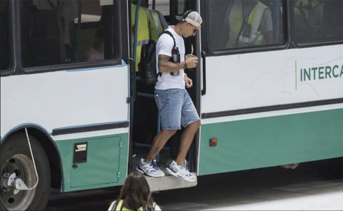 Hình ảnh Suarez đến Rosario, quê nhà của Messi. ẢNH: AFP