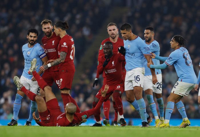  Trong khi đôi bên tranh cãi, đội trưởng Ilkay Gundogan chạy đến và xô ngã Fabinho ra sân. 