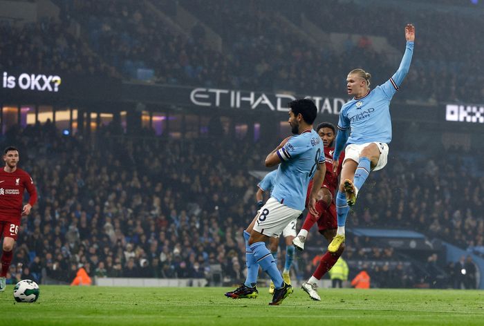  Sau 2 trận tịt ngòi trước Liverpool, Erling Haaland đã có lần đầu tiên chọc thủng lưới đối thủ đến từ Merseyside. Chân sút sinh năm 2000 ghi bàn thứ 24 trên mọi đấu trường cho Man City. 