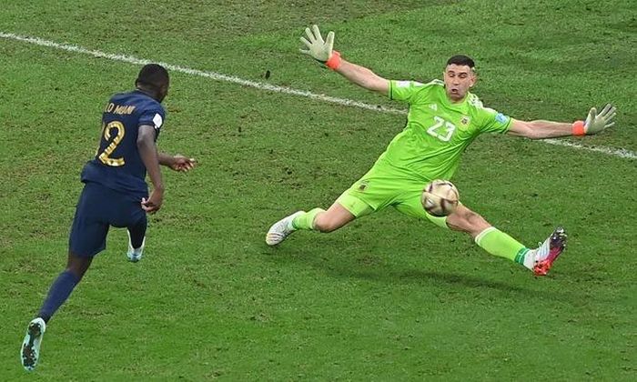 Martinez đã cản phá thành công 2 cú sút luân lưu của đội tuyển Pháp để giúp Argentina lên ngôi vô địch