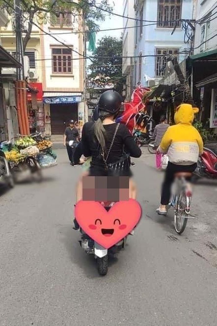 Ăn diện quần bó sát đạp xe nhưng chiếc quần của cô gái này gần như để lộ bên trong, nhiều cư dân mạng nhận xét rằng chiếc quần này "mặc như không mặc".