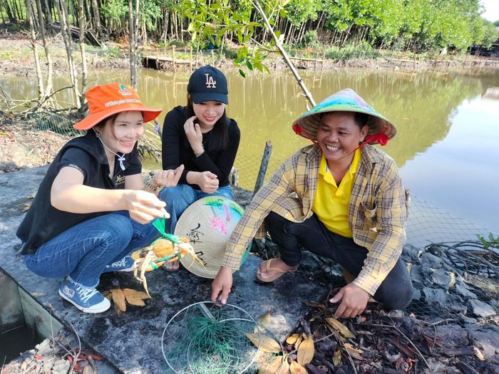 “Tôi cảm thấy trải nghiệm câu cua thật lý thú. Đặc biệt là khi nhấc cần câu lên từ từ và dùng cây vợt vớt con cua thì cảm giác thật sung sướng. Du khách đến Mũi Cà Mau nên trải nghiệm thử một lần câu cua để tận hưởng trọn vẹn cảm giác này”, anh Xia chia sẻ.