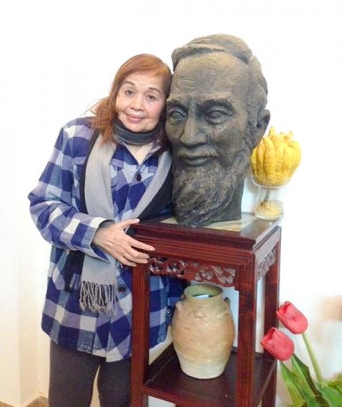Bà Hồng bên tượng danh họa Trần Văn Cẩn tại nhà riêng.