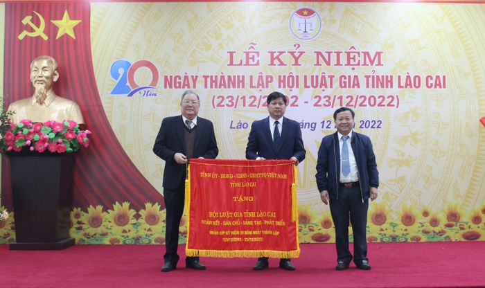 Lãnh đạo tỉnh trao bức trướng của Tỉnh ủy, HĐND, UBND, Ủy ban MTTQ Việt Nam tỉnh Lào Cai cho Hội Luật gia tỉnh Lào Cai.