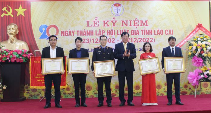 Tặng Bằng khen của Chủ tịch Hội Luật gia Việt Nam cho các tập thể.