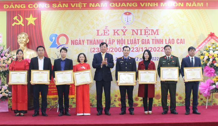 Tặng Bằng khen của Chủ tịch Hội Luật gia Việt Nam cho các cá nhân.