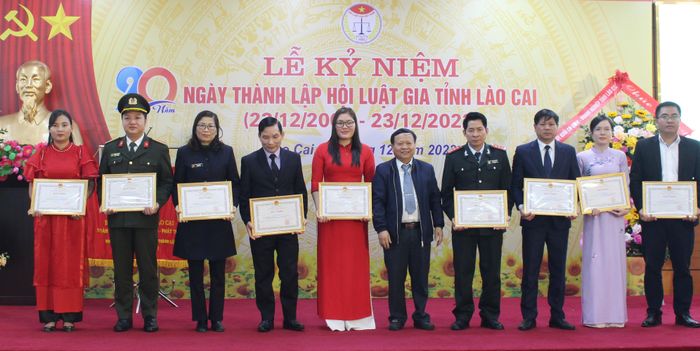 Tặng Bằng khen của Chủ tịch UBND tỉnh cho các cá nhân.
